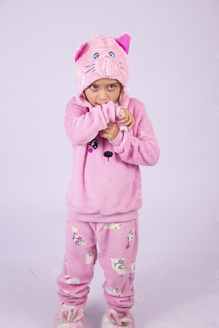 Linda garotinha usando pijama sobre fundo isolado