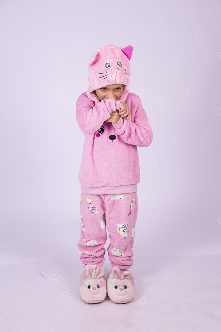 Linda garotinha usando pijama sobre fundo isolado