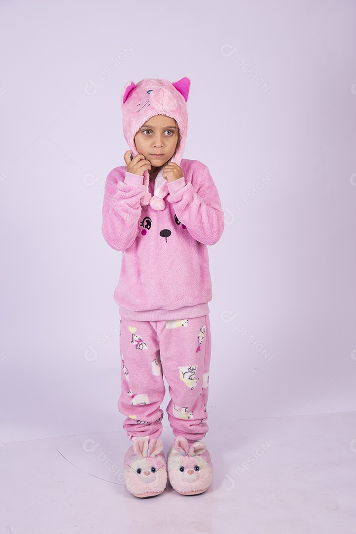 Linda garotinha usando pijama sobre fundo isolado