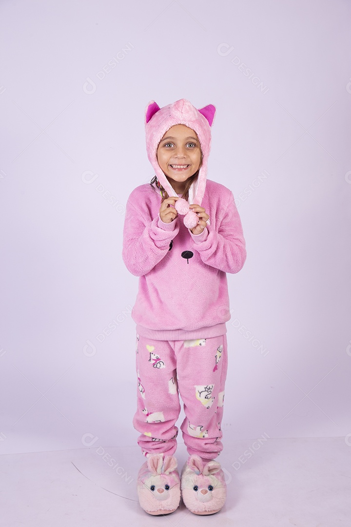 Linda garotinha usando pijama sobre fundo isolado