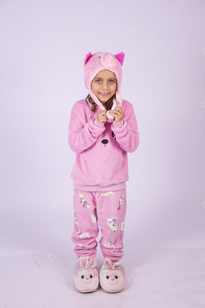 Linda garotinha usando pijama sobre fundo isolado