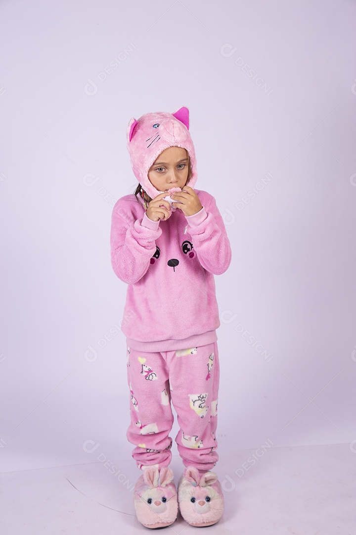 Linda garotinha usando pijama sobre fundo isolado