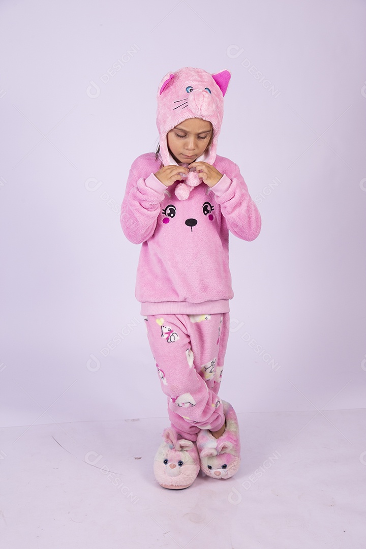 Linda garotinha usando pijama sobre fundo isolado