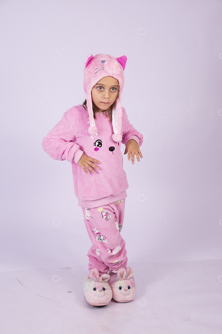 Linda garotinha usando pijama sobre fundo isolado