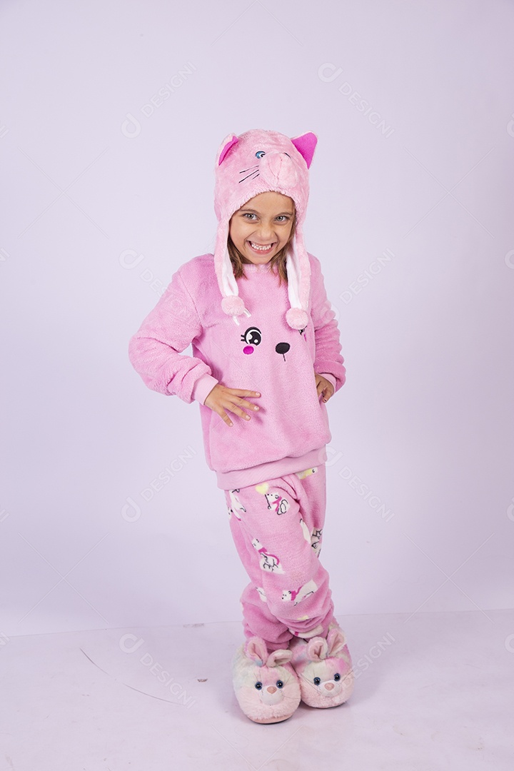 Linda garotinha usando pijama sobre fundo isolado