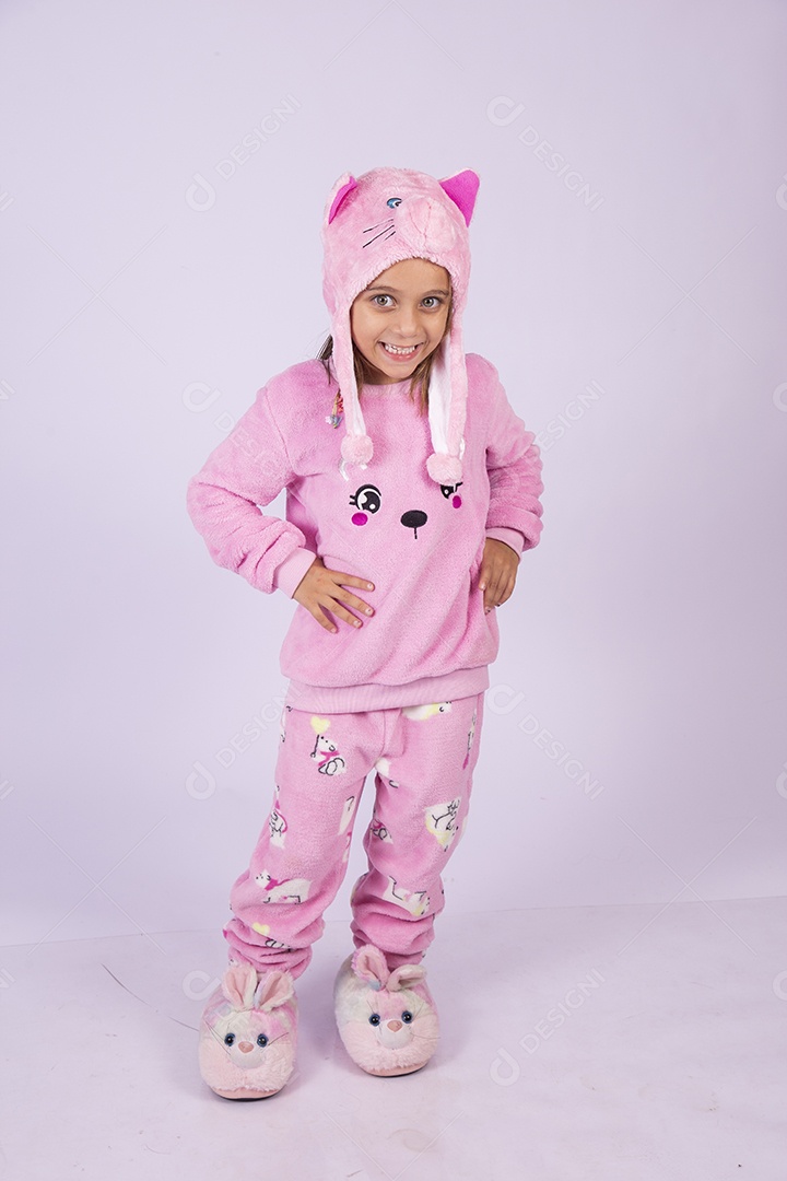 Linda garotinha usando pijama sobre fundo isolado