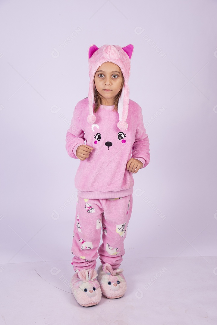 Linda garotinha usando pijama sobre fundo isolado