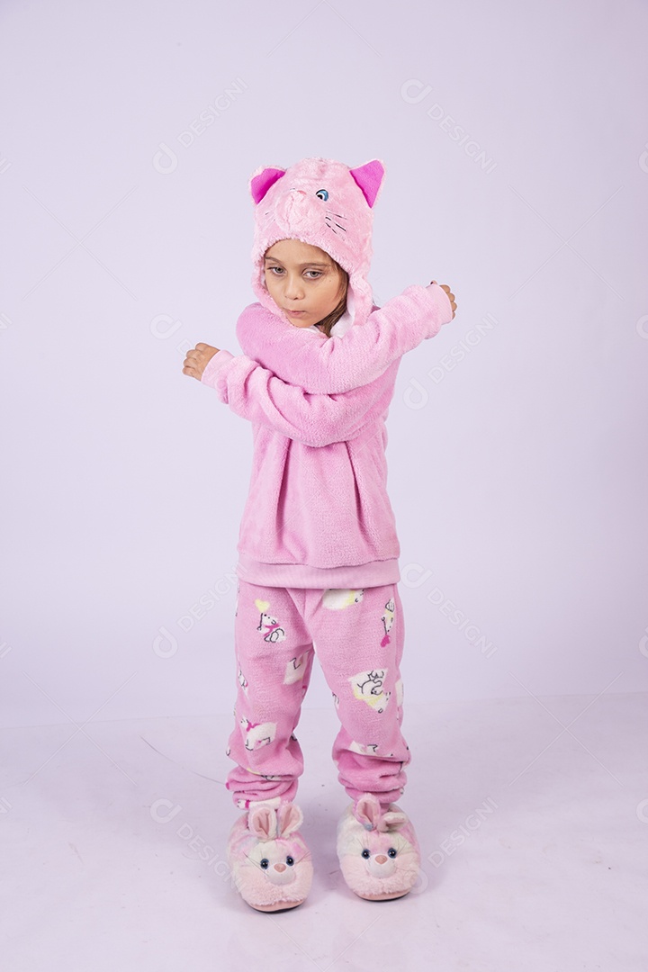 Linda garotinha usando pijama sobre fundo isolado