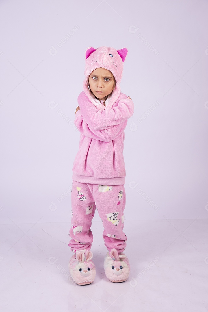 Linda garotinha usando pijama sobre fundo isolado