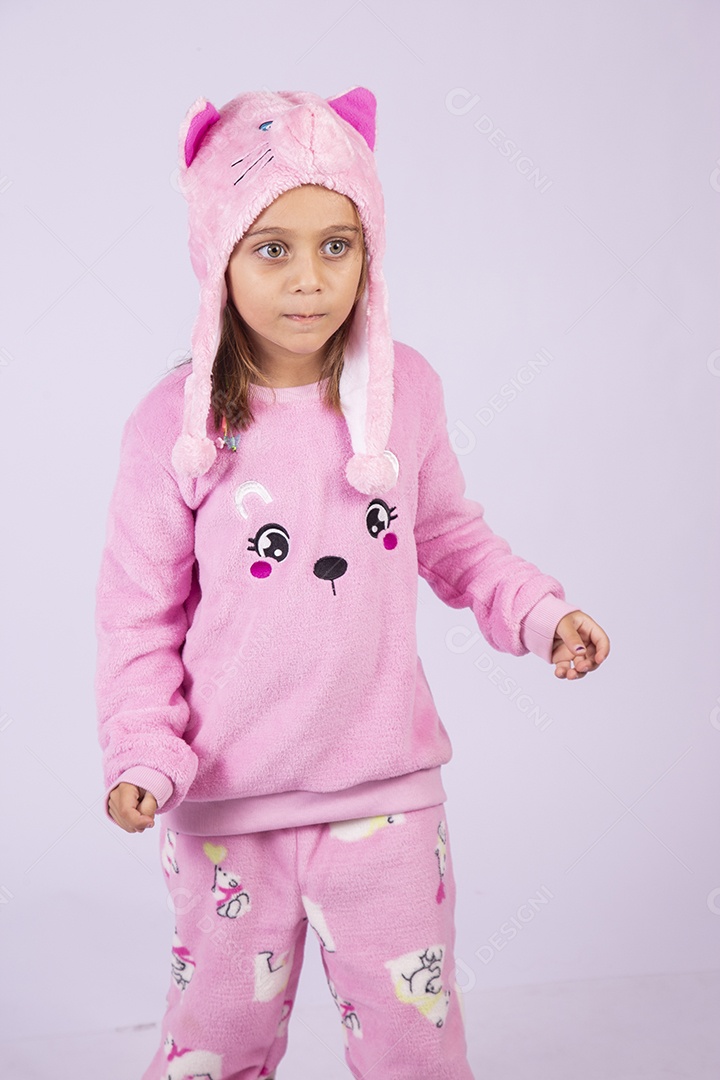 Linda garotinha usando pijama sobre fundo isolado