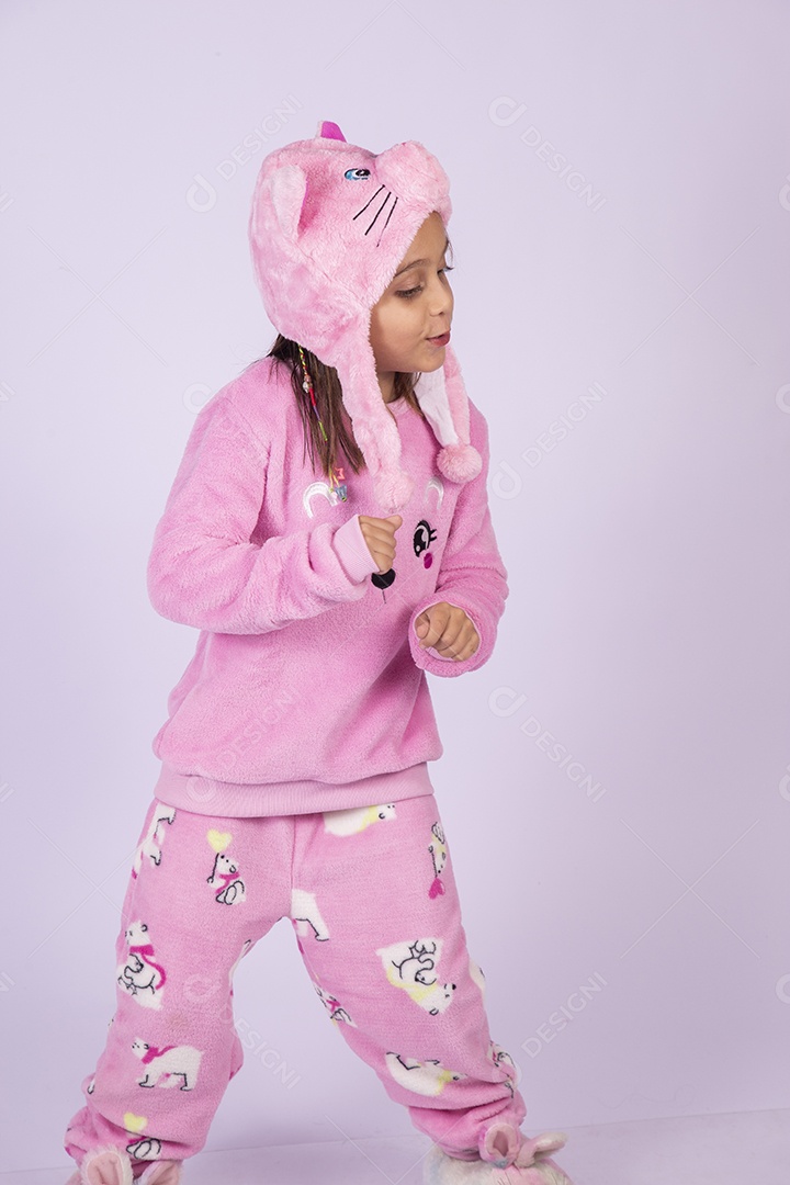 Linda garotinha usando pijama sobre fundo isolado