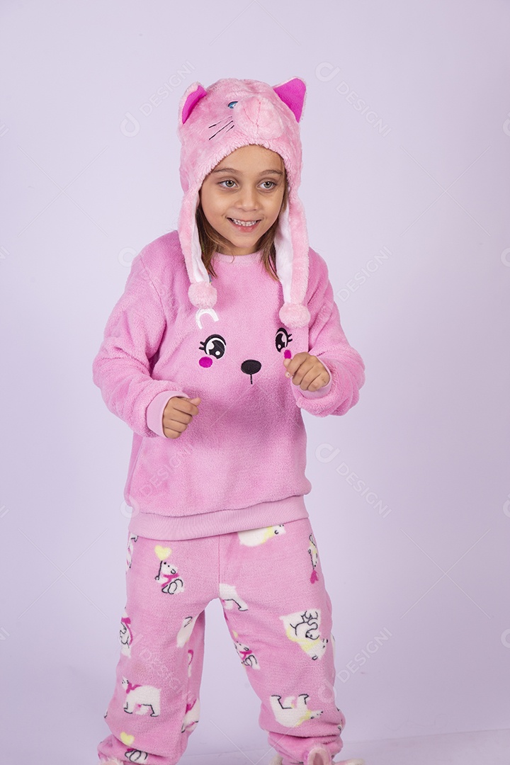 Linda garotinha usando pijama sobre fundo isolado