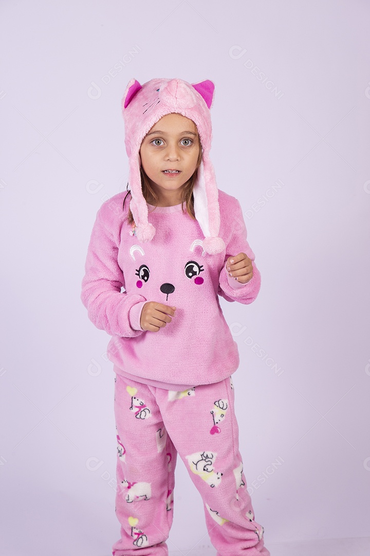 Linda garotinha usando pijama sobre fundo isolado