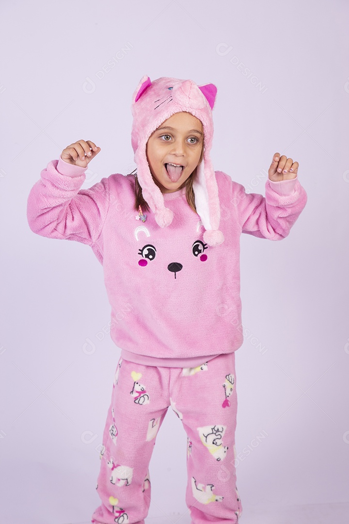 Linda garotinha usando pijama sobre fundo isolado