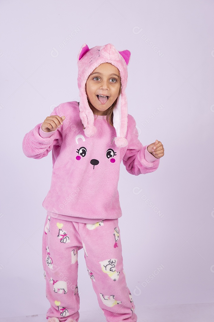 Linda garotinha usando pijama sobre fundo isolado