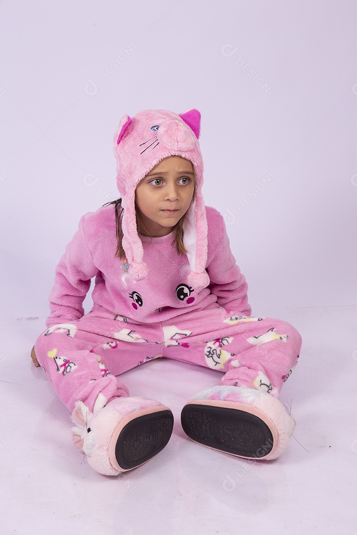 Linda garotinha usando pijama sobre fundo isolado