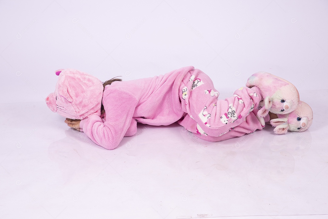 Linda garotinha usando pijama sobre fundo isolado