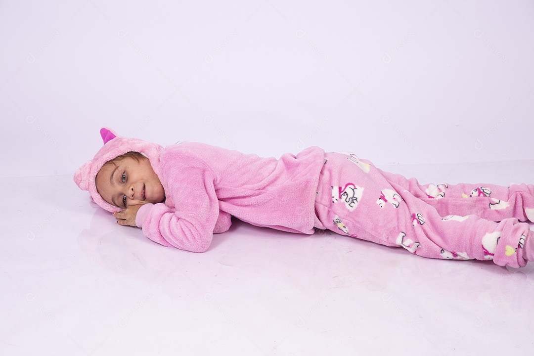 Linda garotinha usando pijama sobre fundo isolado