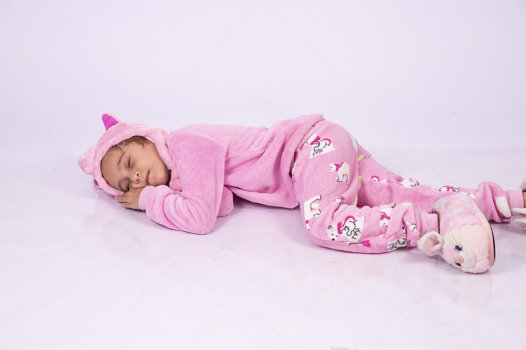 Linda garotinha usando pijama sobre fundo isolado