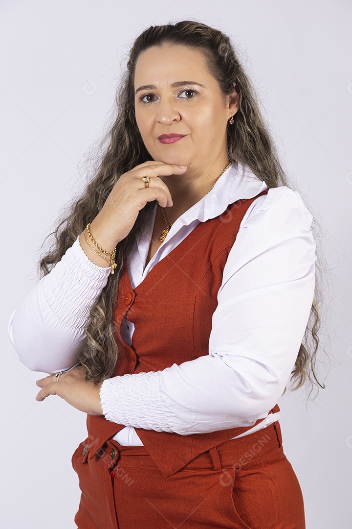 Linda mulher jovem meia idade sobre fundo isolado branco