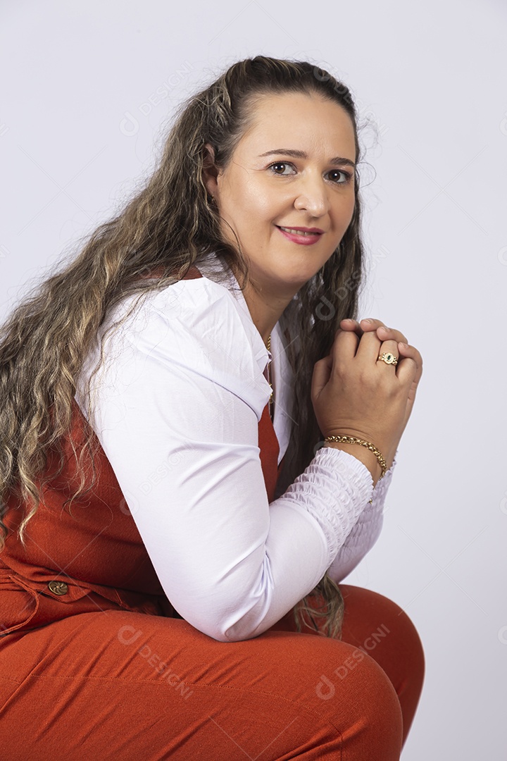 Linda mulher jovem meia idade sobre fundo isolado branco