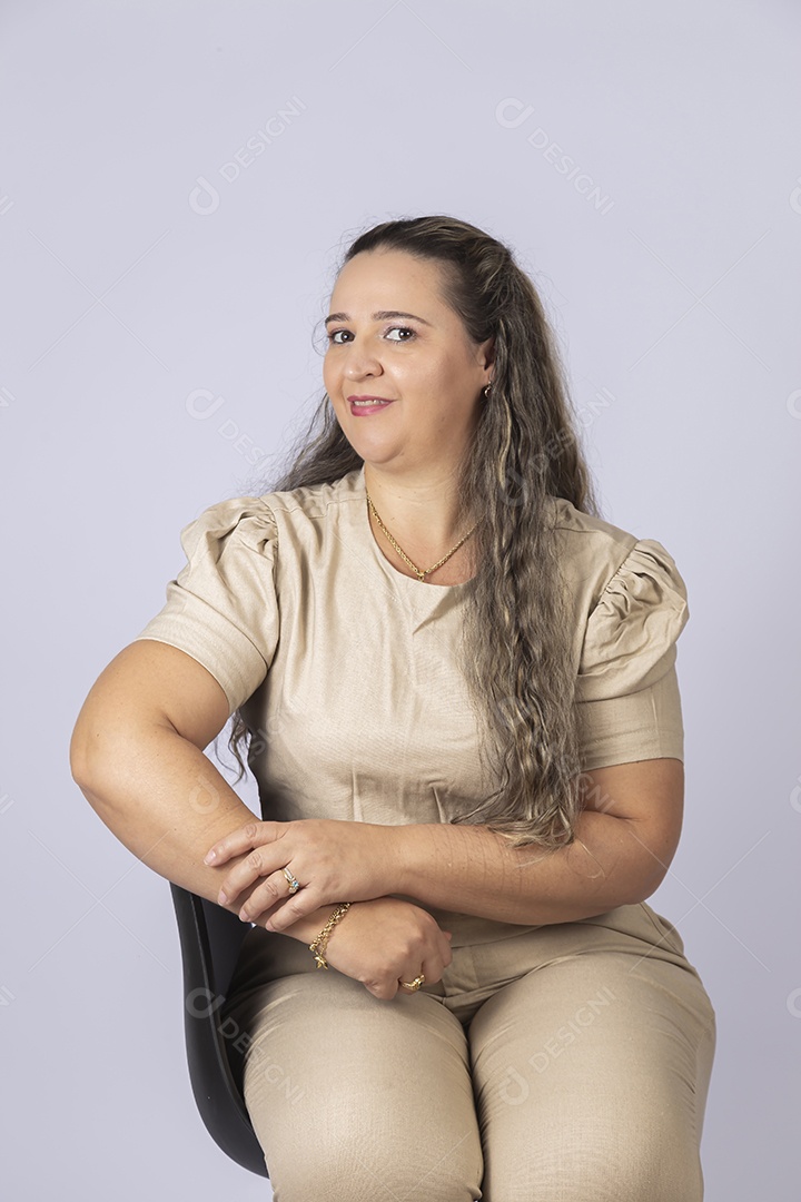 Linda mulher meia idade sobre fundo isolado branco