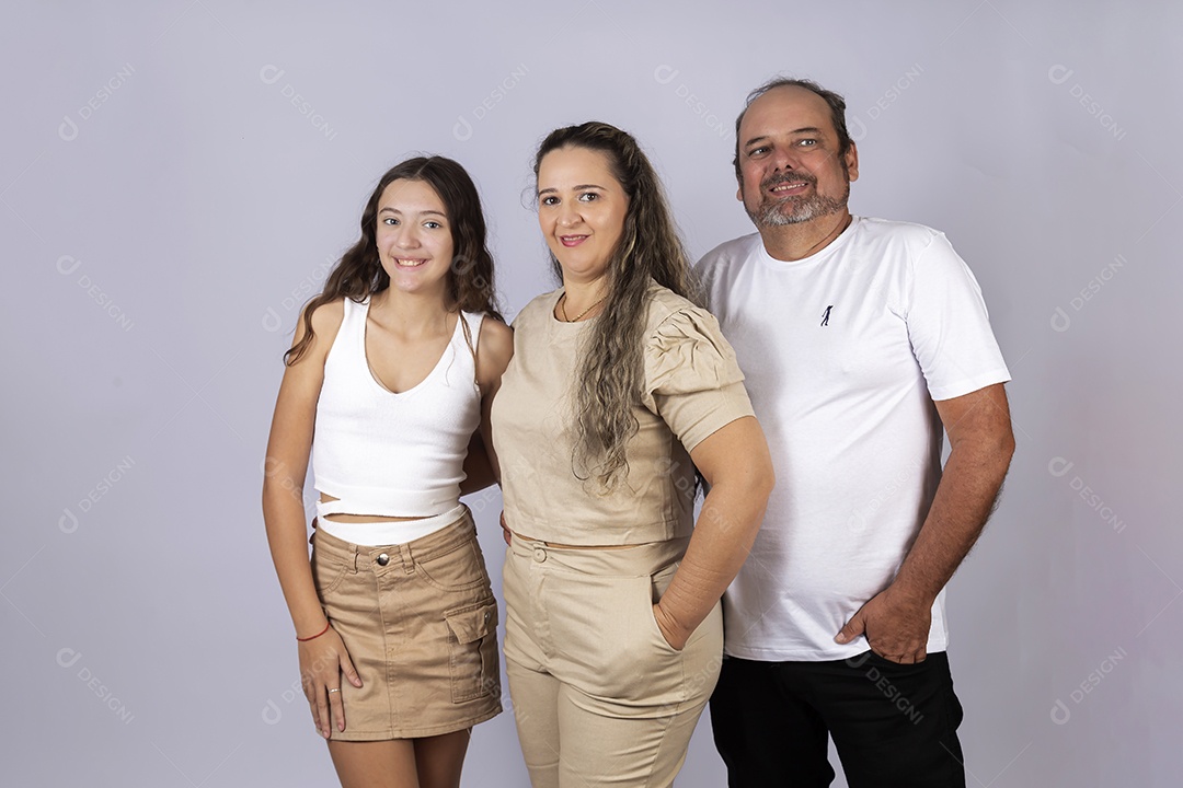 Linda felizes família sobre fundo isolado