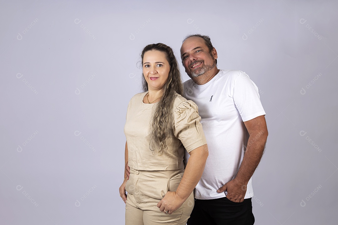 Casal de pessoas meia idade sobre fundo isolado
