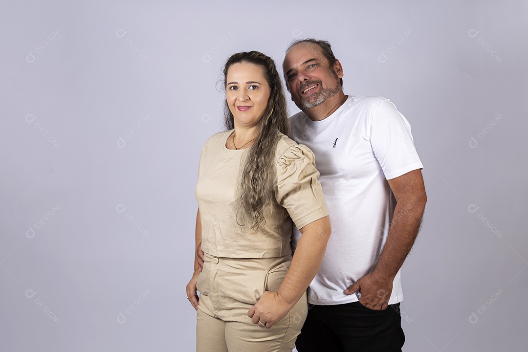 Casal de pessoas meia idade sobre fundo isolado