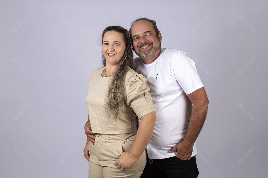 Casal de pessoas meia idade sobre fundo isolado