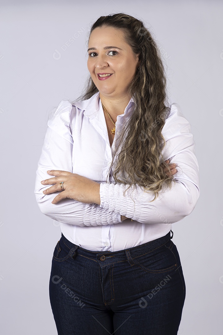 Linda mulher jovem meia idade sobre fundo isolado branco