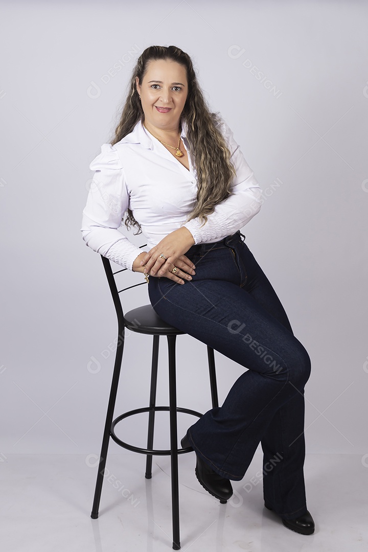 Linda mulher meia idade sobre fundo isolado branco