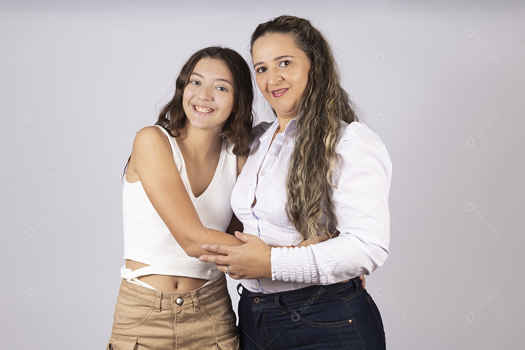 Mãe ao lado de sua filha sobre fundo isolado