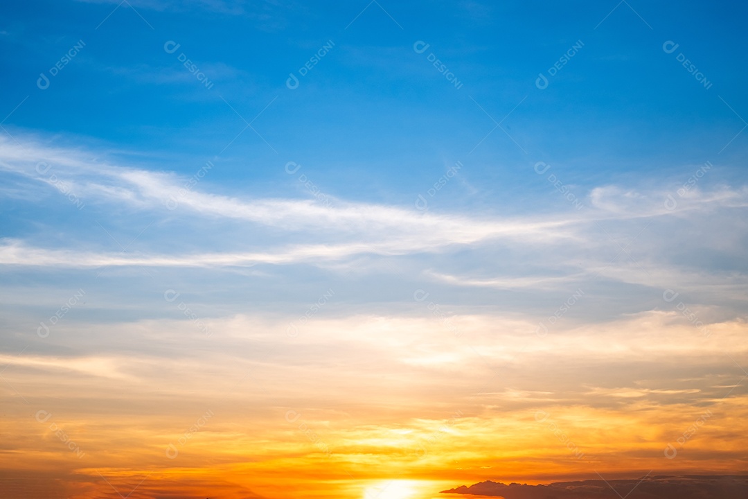 Fundo de sol em um céu lindo