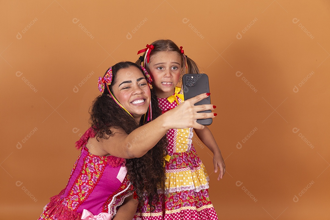Meninas jovens usando roupas típicas de festa junina