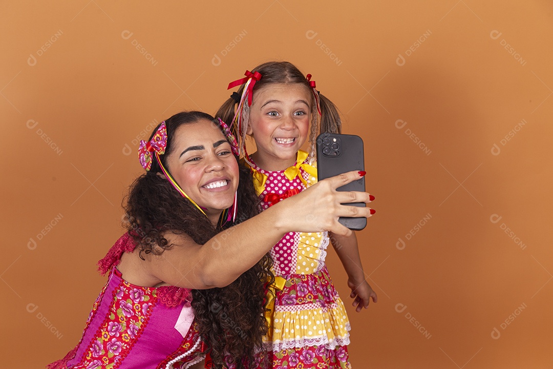 Meninas jovens usando roupas típicas de festa junina