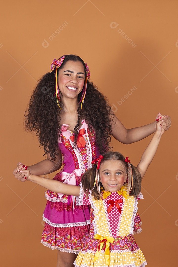 Meninas jovens usando roupas típicas de festa junina