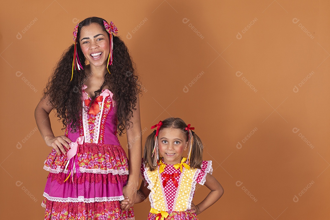 Meninas jovens usando roupas típicas de festa junina