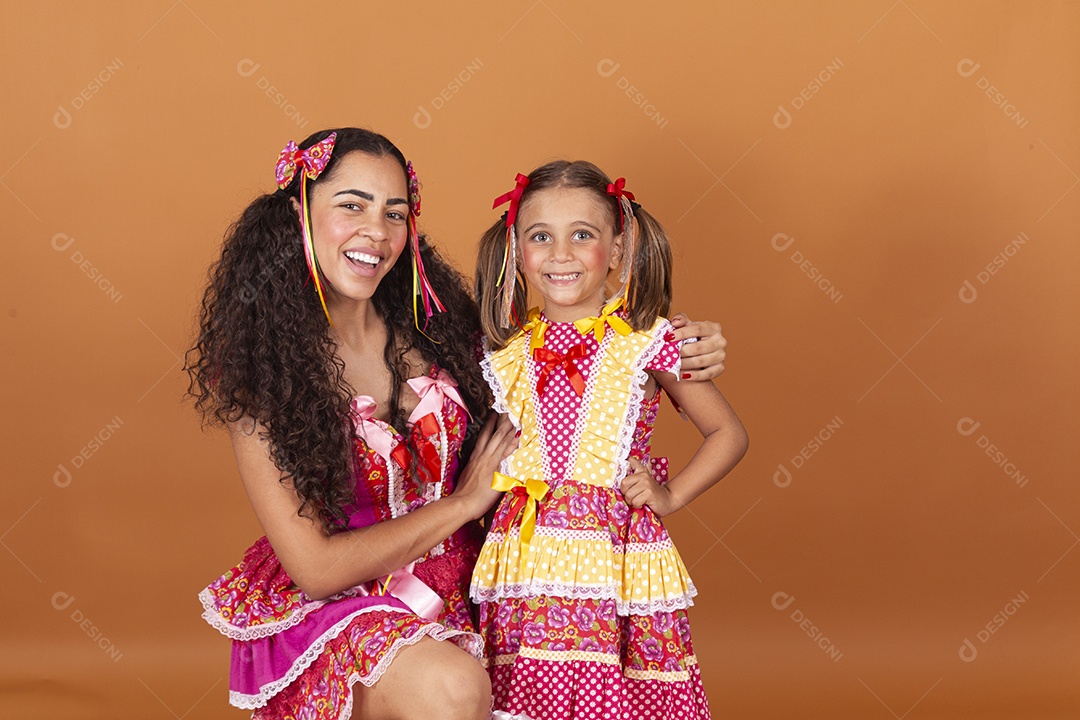 Meninas jovens usando roupas típicas de festa junina