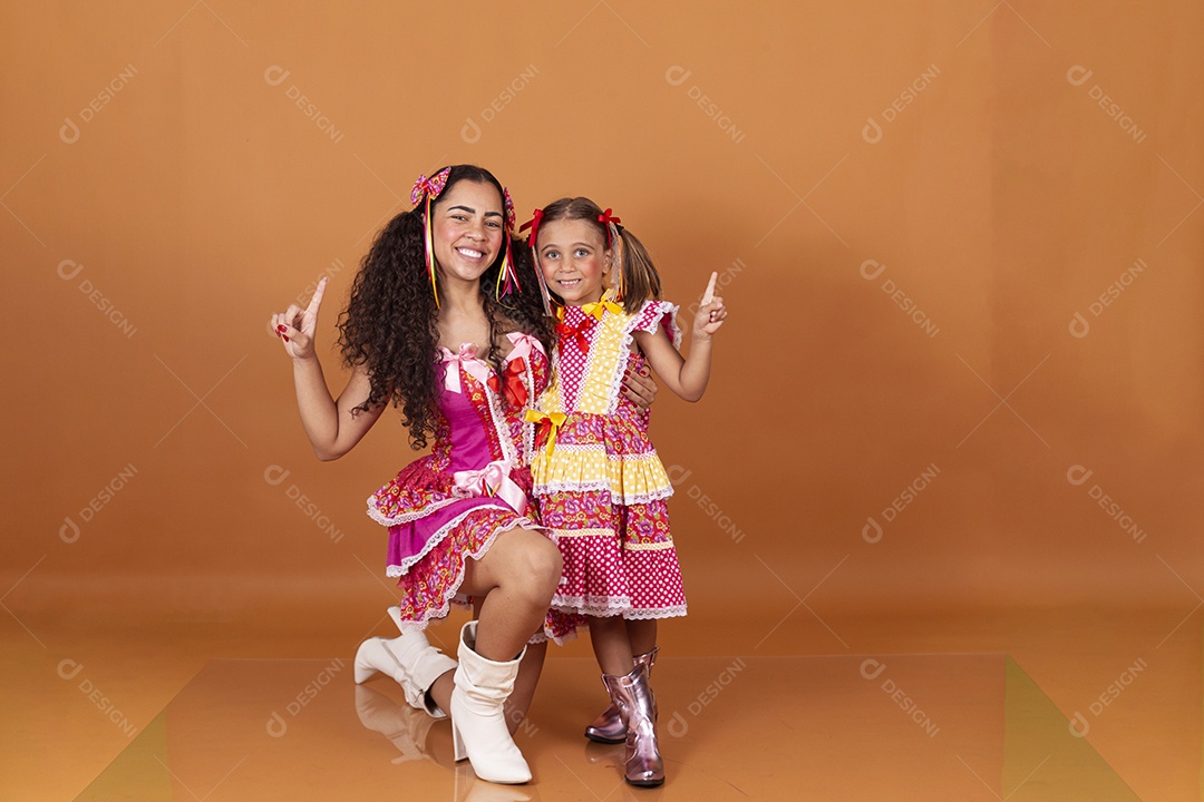 Meninas jovens usando roupas típicas de festa junina