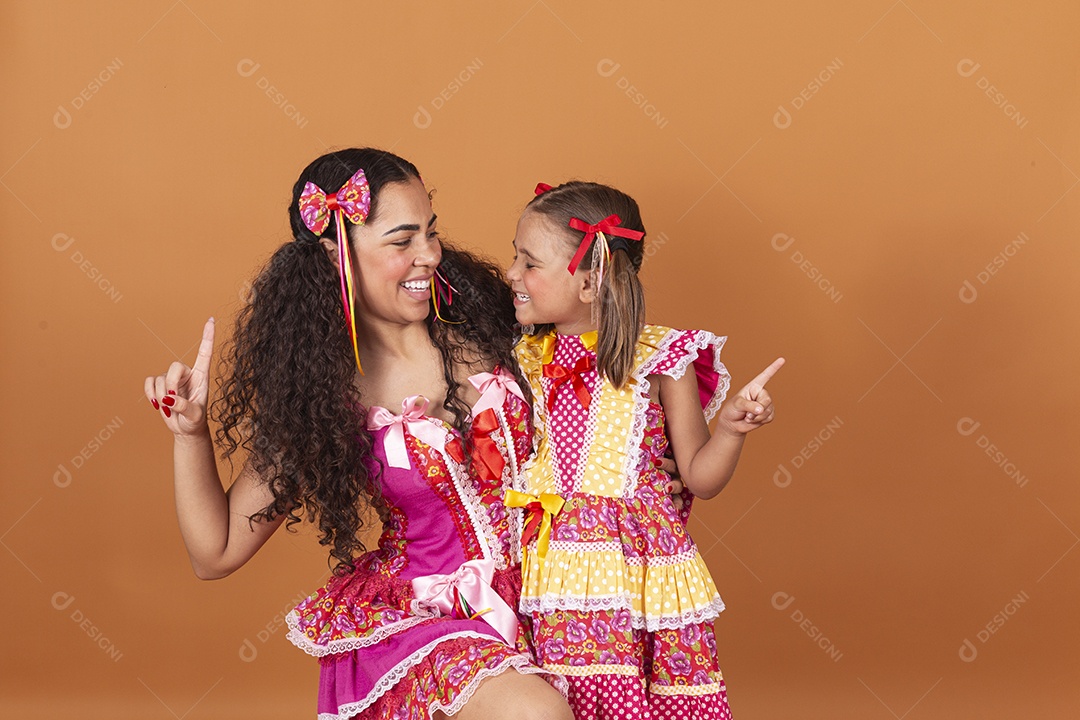 Meninas jovens usando roupas típicas de festa junina