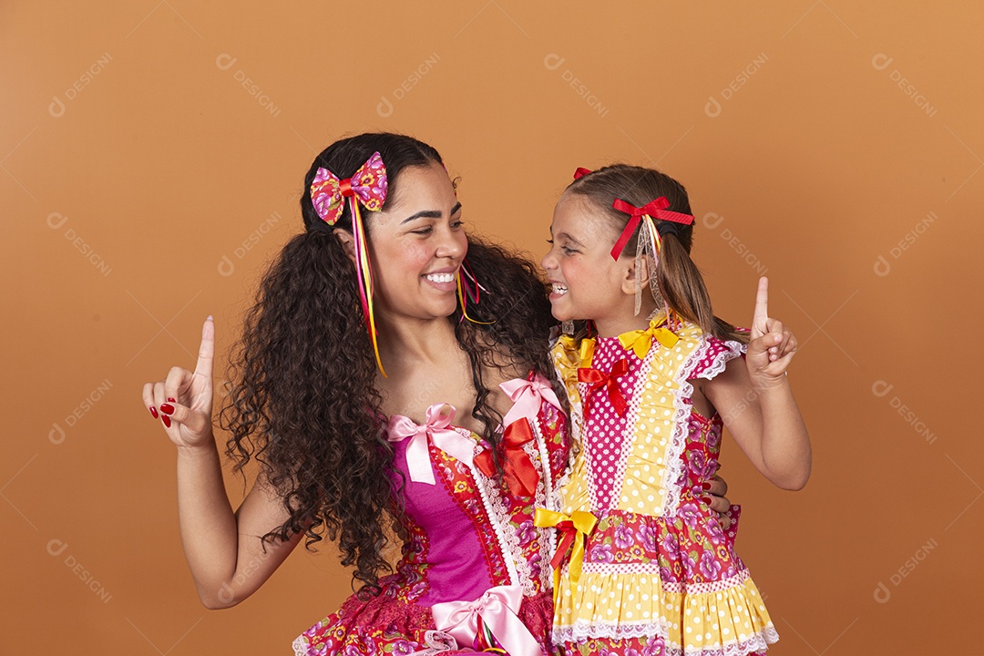 Meninas jovens usando roupas típicas de festa junina