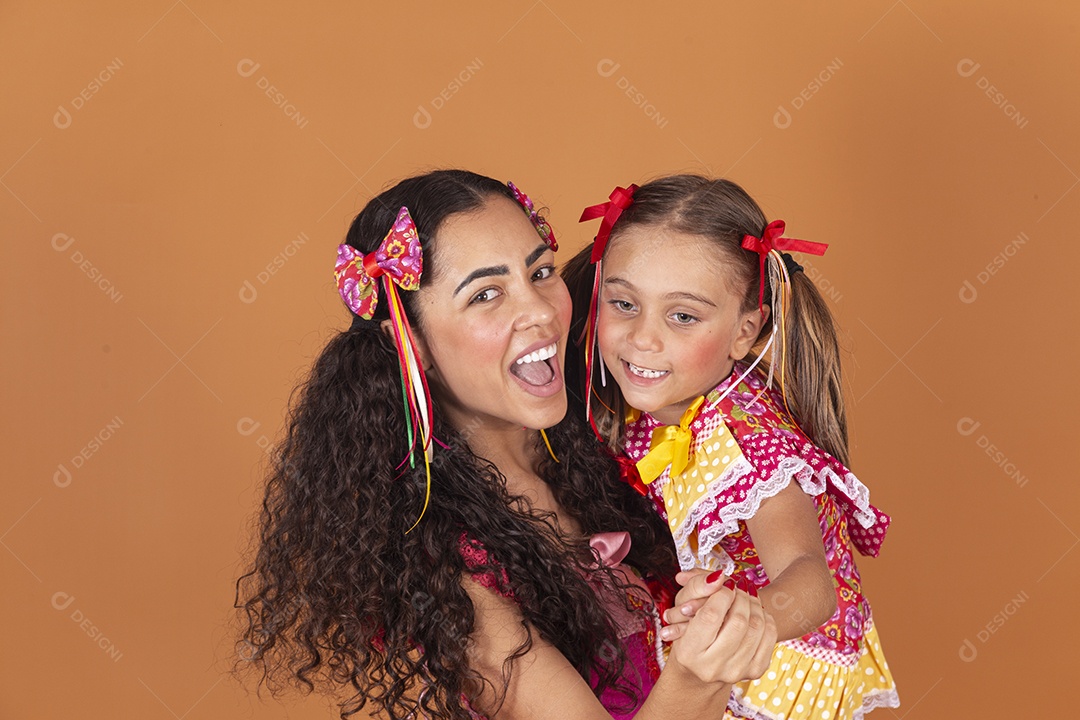 Meninas jovens usando roupas típicas de festa junina
