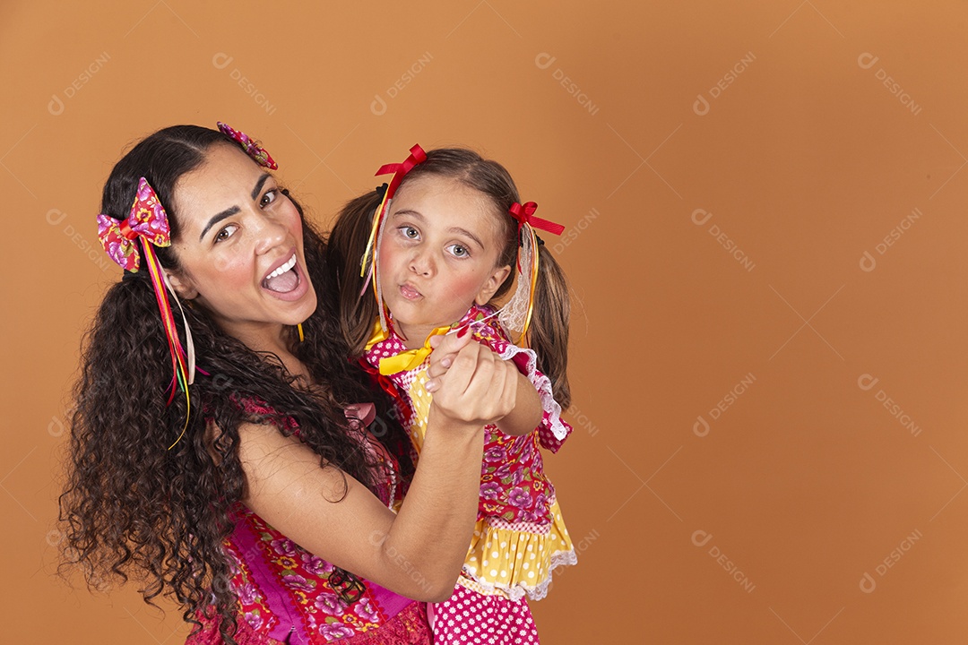 Meninas jovens usando roupas típicas de festa junina