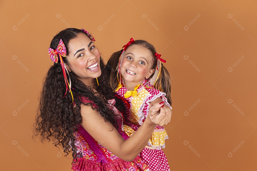 Meninas jovens usando roupas típicas de festa junina