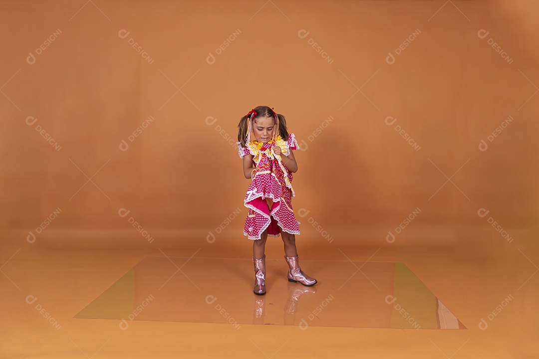 Casal jovens usando roupas típicas de festa junina