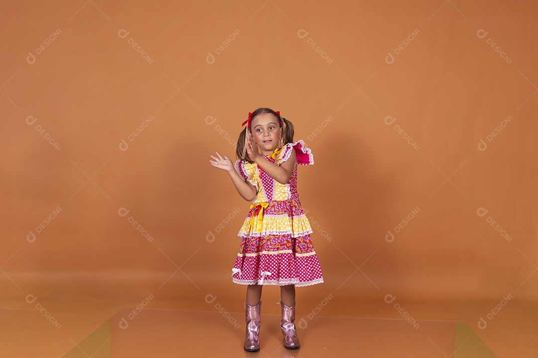 Casal jovens usando roupas típicas de festa junina