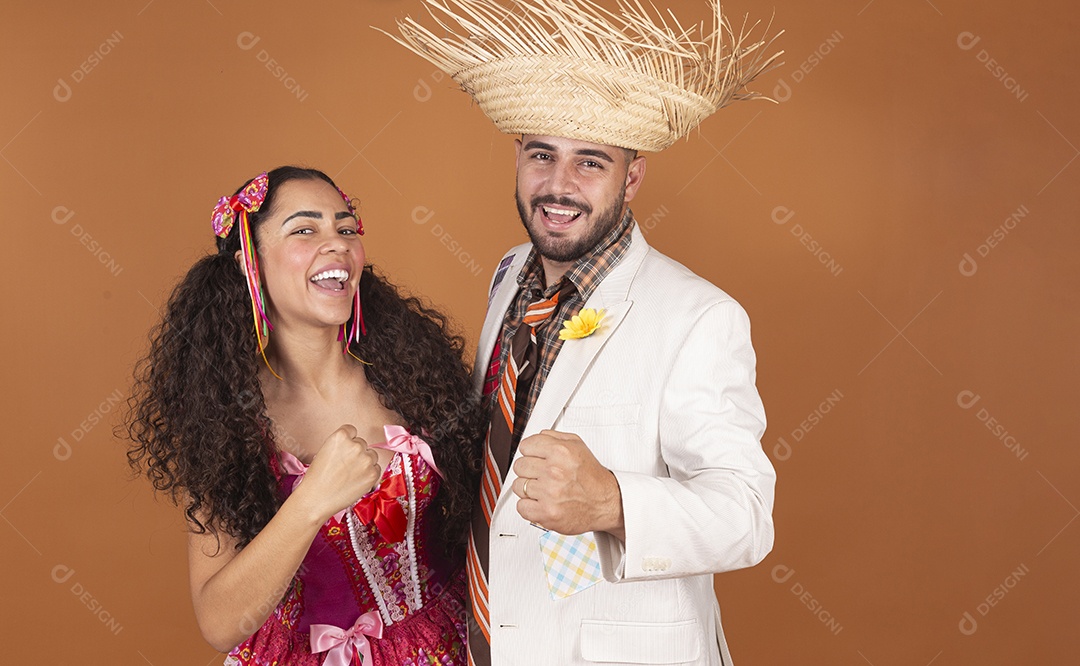 Casal jovens usando roupas típicas de festa junina
