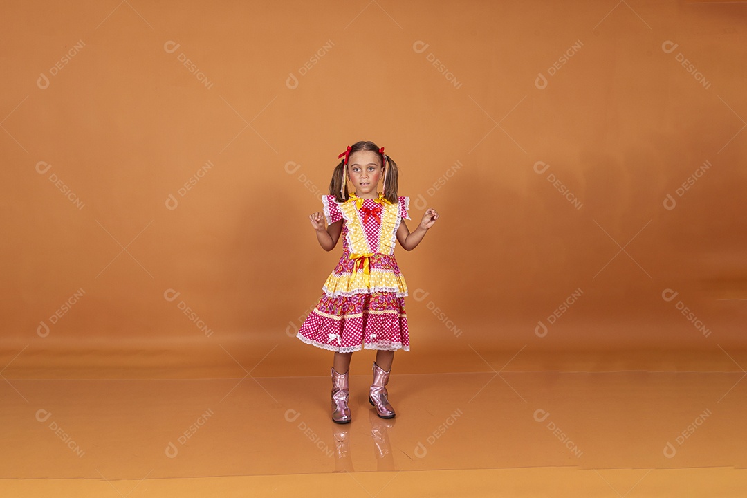 Linda garotinha jovem usando roupas típicas de festa junina