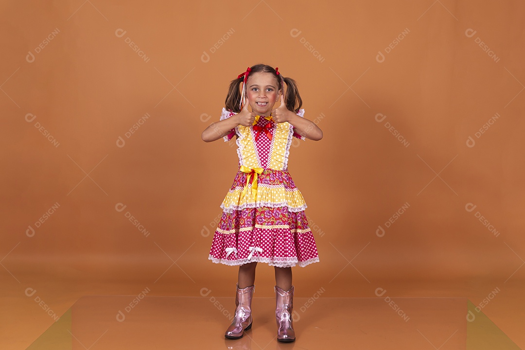 Linda garotinha jovem usando roupas típicas de festa junina